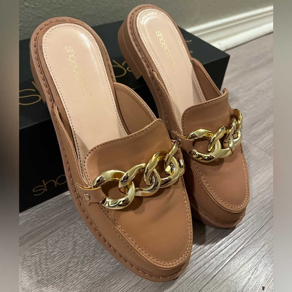Shoe Dazzle Beige Slip-On Loafers with gold chain